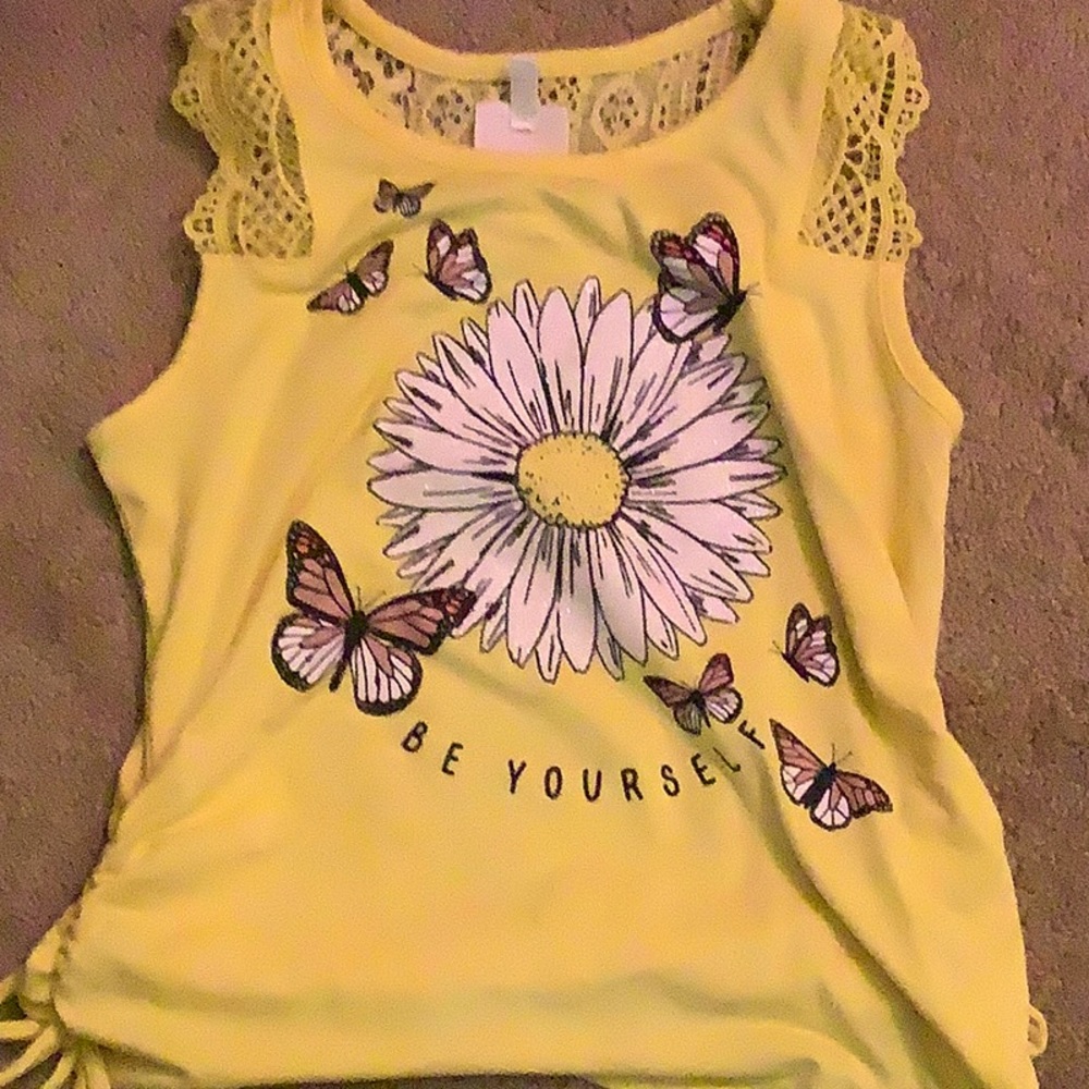 Belle du Jour girls be yourself yellow daisy tank top size medium (girls)
